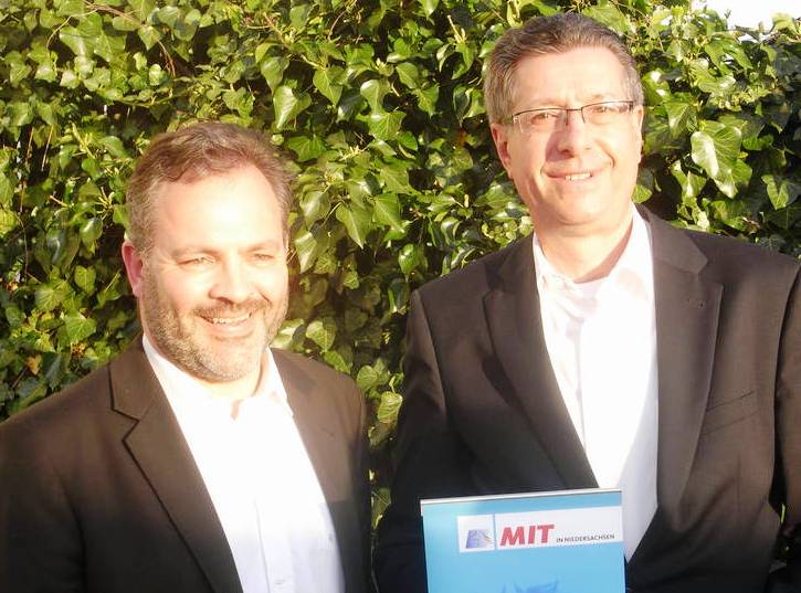   (v.l.n.r.): Mirco Zschoch, Kreisvorsitzender der MIT Hannover-Land, gratuliert Armin Pollehn zu seiner Wiederwahl als Vorsitzender der MIT Burgdorf-Lehrte.